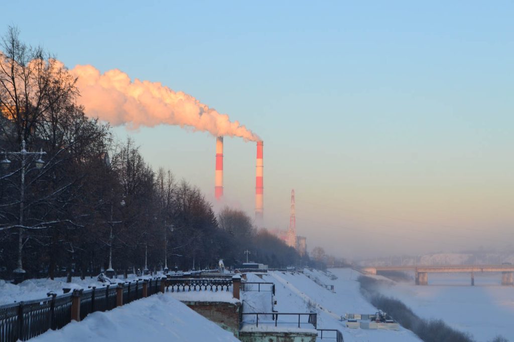 Пустые улицы, туманный горизонт и яркое солнце: фоторепортаж с улиц морозного Кемерова