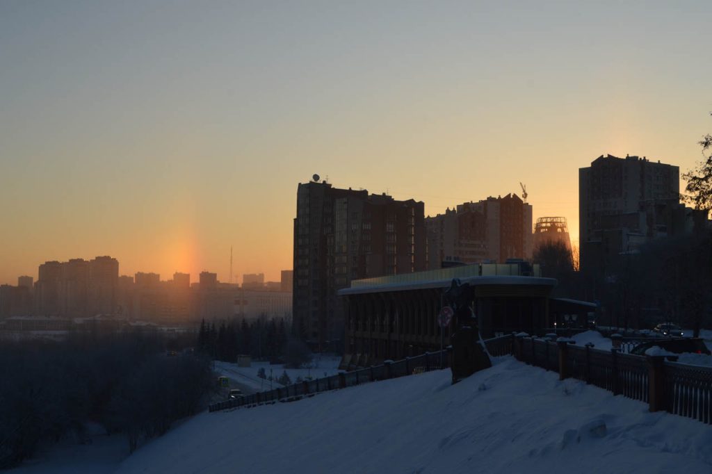 Пустые улицы, туманный горизонт и яркое солнце: фоторепортаж с улиц морозного Кемерова