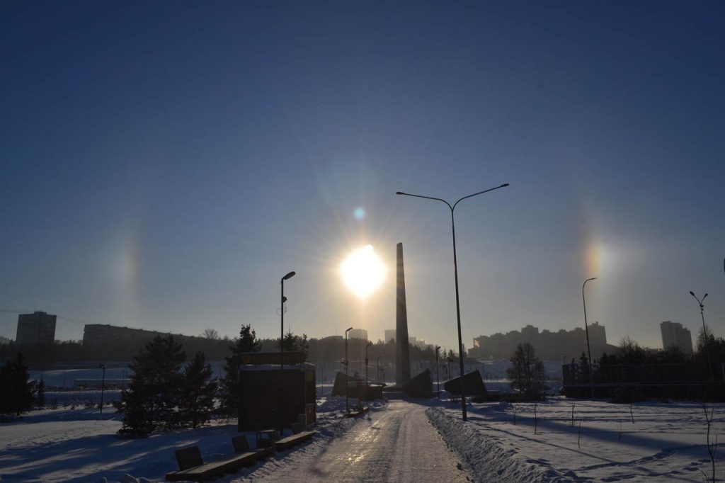 Пустые улицы, туманный горизонт и яркое солнце: фоторепортаж с улиц морозного Кемерова