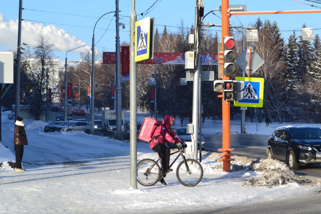 Пустые улицы, туманный горизонт и яркое солнце: фоторепортаж с улиц морозного Кемерова
