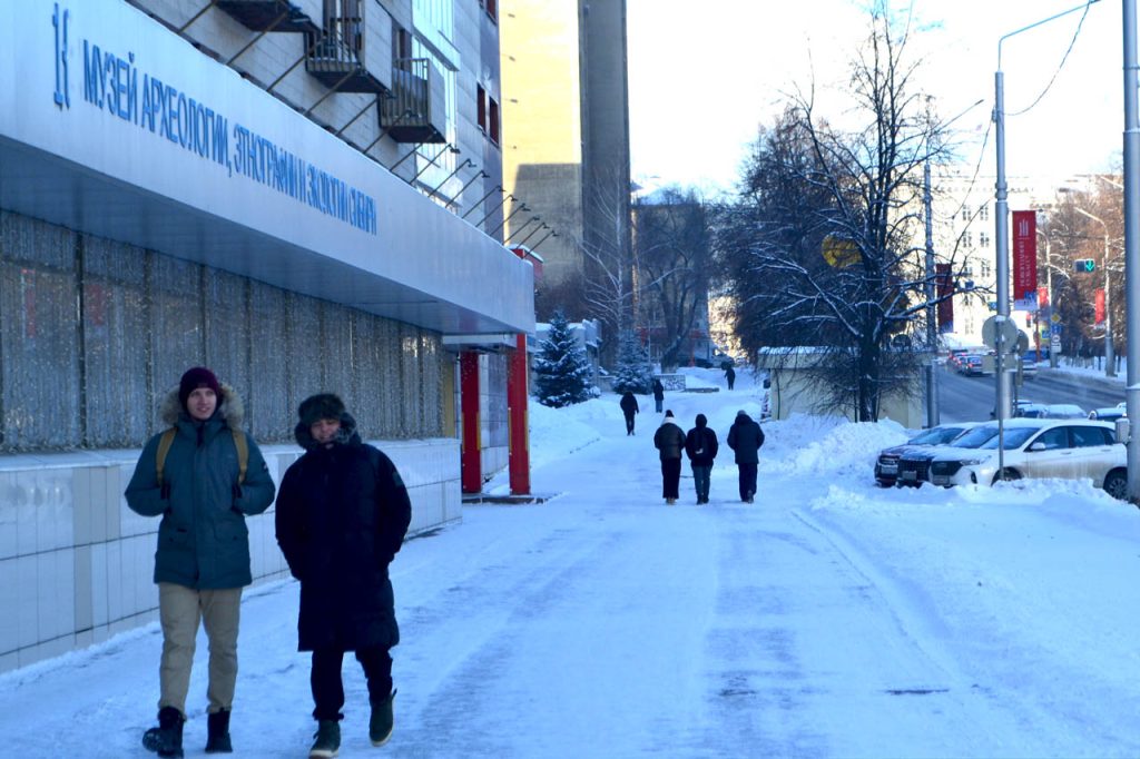 Пустые улицы, туманный горизонт и яркое солнце: фоторепортаж с улиц морозного Кемерова