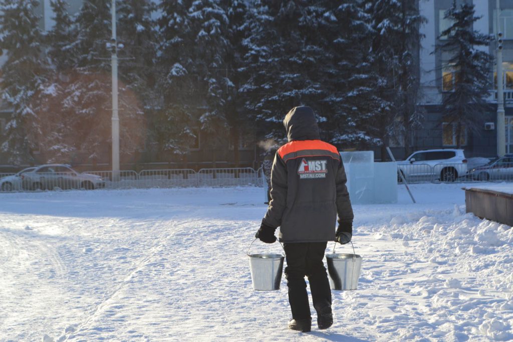 Пустые улицы, туманный горизонт и яркое солнце: фоторепортаж с улиц морозного Кемерова