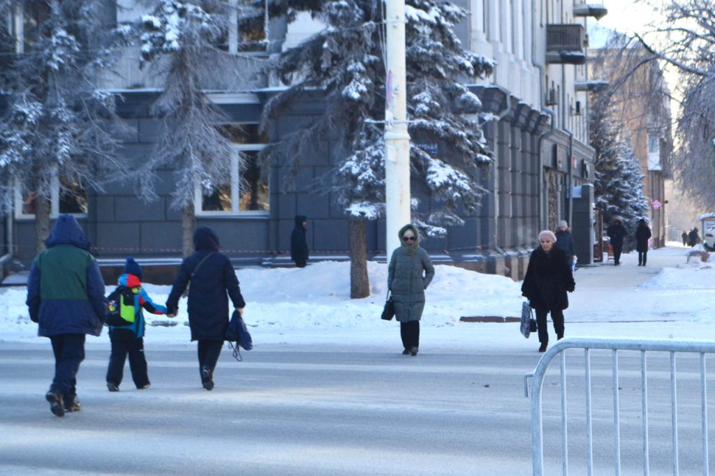 Пустые улицы, туманный горизонт и яркое солнце: фоторепортаж с улиц морозного Кемерова