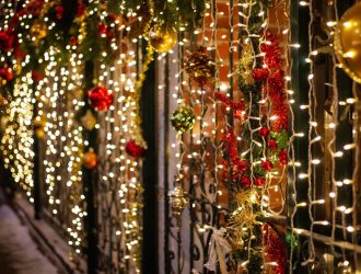 В Госдуме предложили не штрафовать за новогоднее украшение подъездов