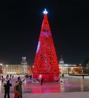 Кемерово украшает улицы и дворы к Новому году