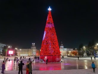 Кемерово украшает улицы и дворы к Новому году
