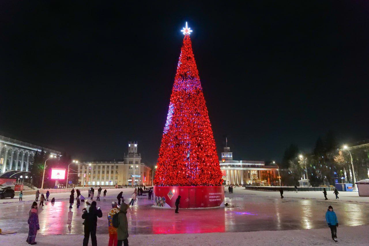 Кемерово украшает улицы и дворы к Новому году