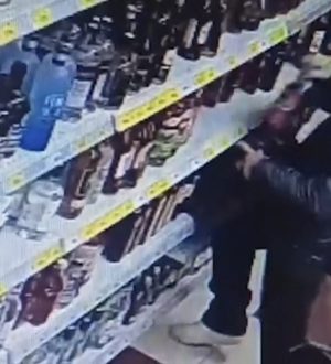 В Кемерове задержали мужчину, пытавшегося украсть коньяк в дипломатe