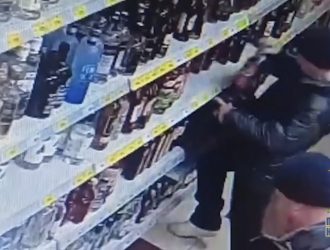 В Кемерове задержали мужчину, пытавшегося украсть коньяк в дипломатe