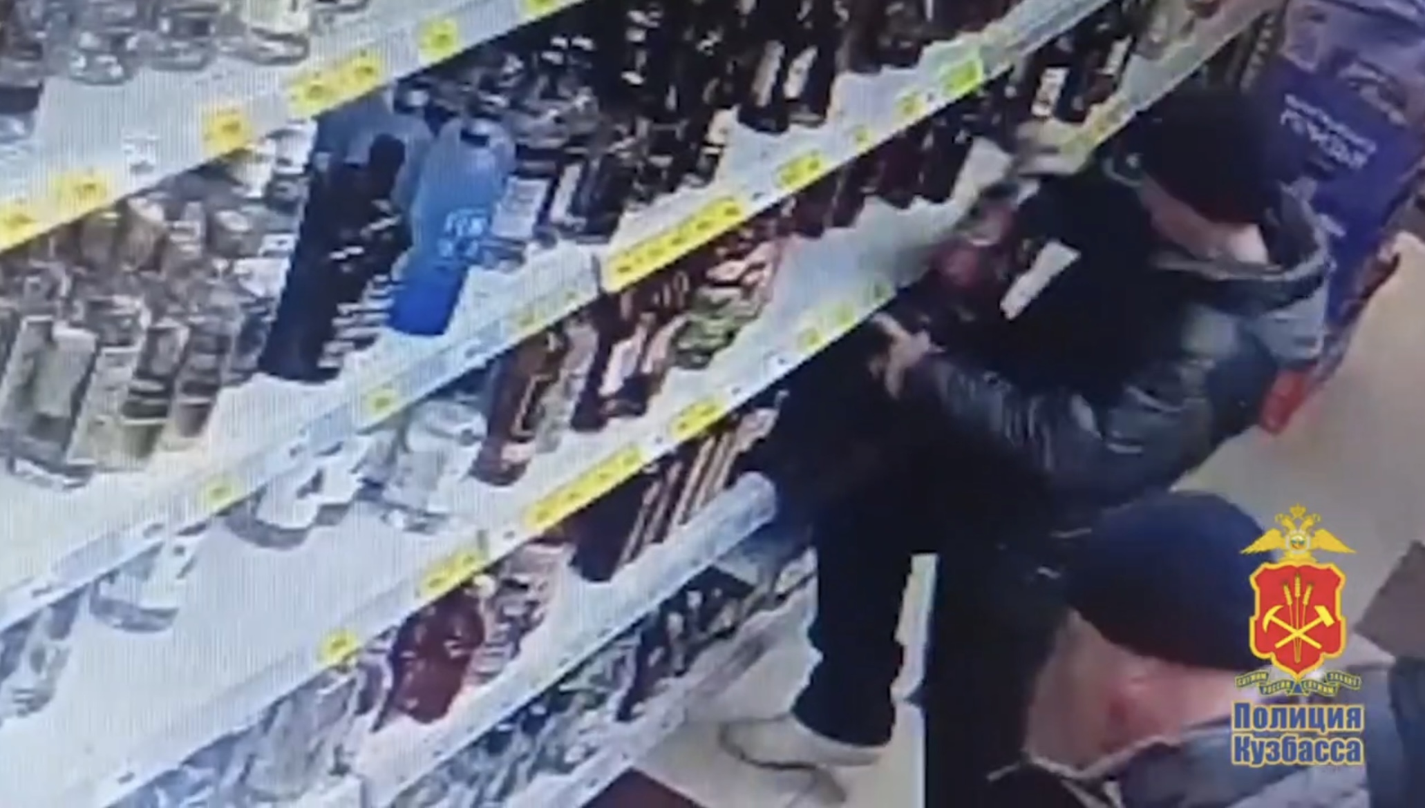 В Кемерове задержали мужчину, пытавшегося украсть коньяк в дипломатe