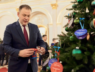 Илья Середюк снял желания ребят из Кузбасса и Горловки на «Елке желаний» в Кремле