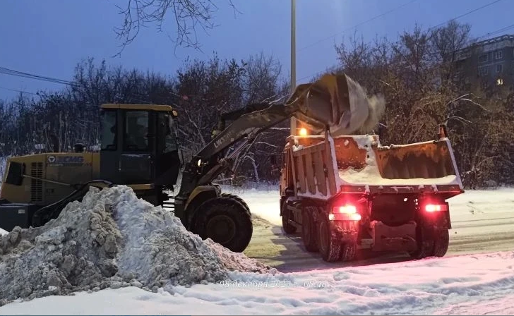 За выходные в Новокузнецке вывезли более 6 тысяч кубометров снега