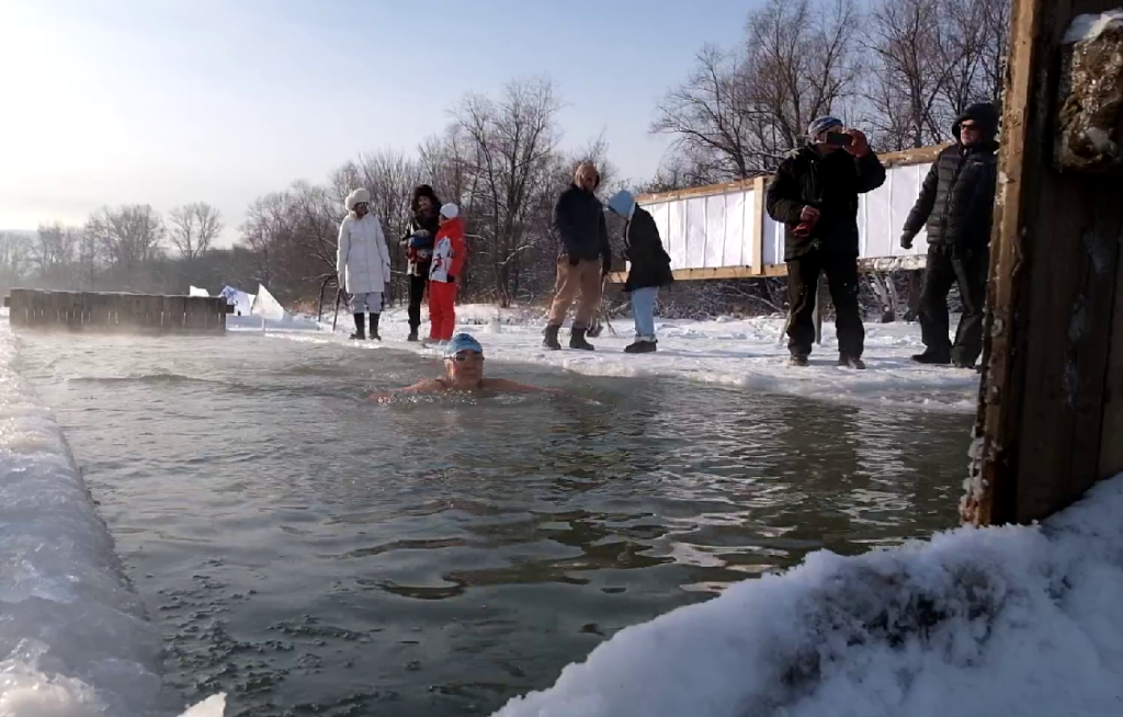 Сутки в холодной воде: в Новокузнецке прошел марафон для спортсменов зимнего плавания