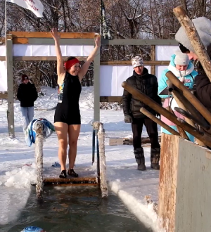 Сутки в холодной воде: в Новокузнецке прошел марафон для спортсменов зимнего плавания