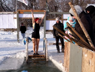 Сутки в холодной воде: в Новокузнецке прошел марафон для спортсменов зимнего плавания