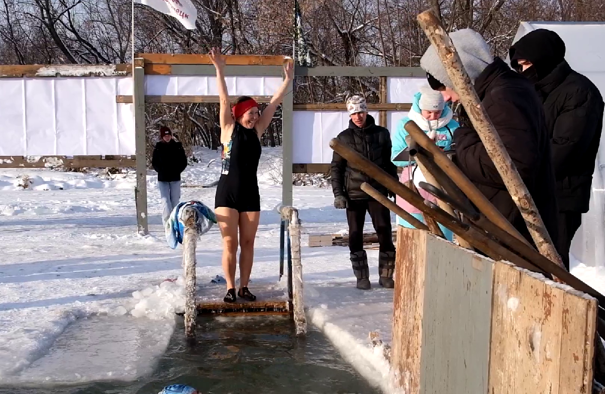 Сутки в холодной воде: в Новокузнецке прошел марафон для спортсменов зимнего плавания