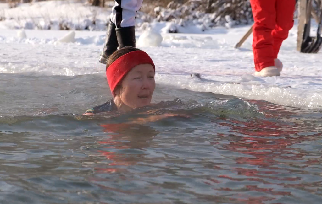 Сутки в холодной воде: в Новокузнецке прошел марафон для спортсменов зимнего плавания