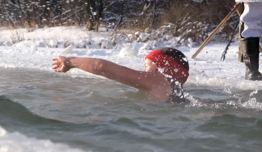 Сутки в холодной воде: в Новокузнецке прошел марафон для спортсменов зимнего плавания