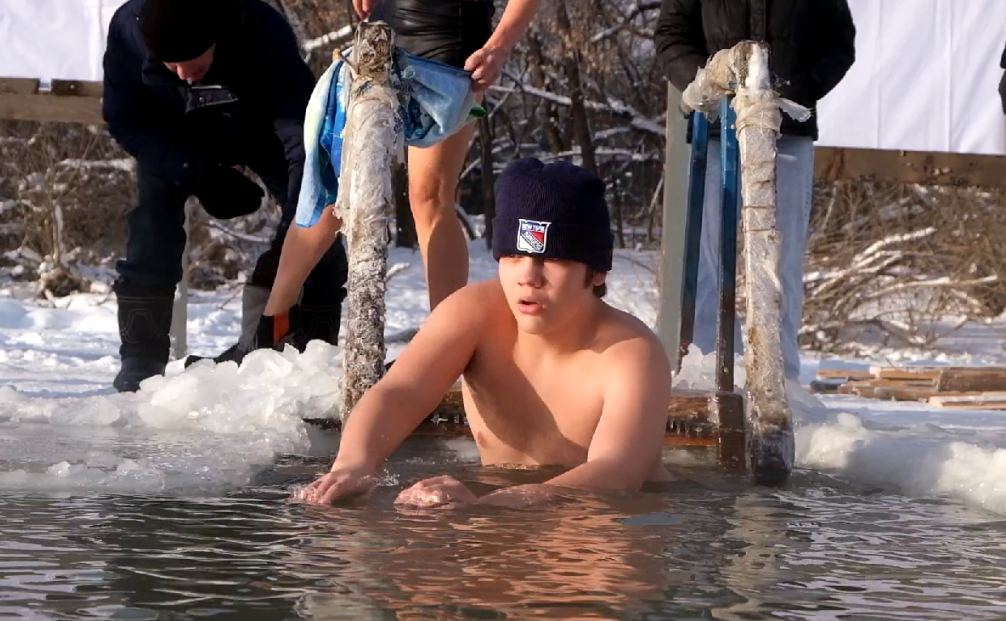 Сутки в холодной воде: в Новокузнецке прошел марафон для спортсменов зимнего плавания