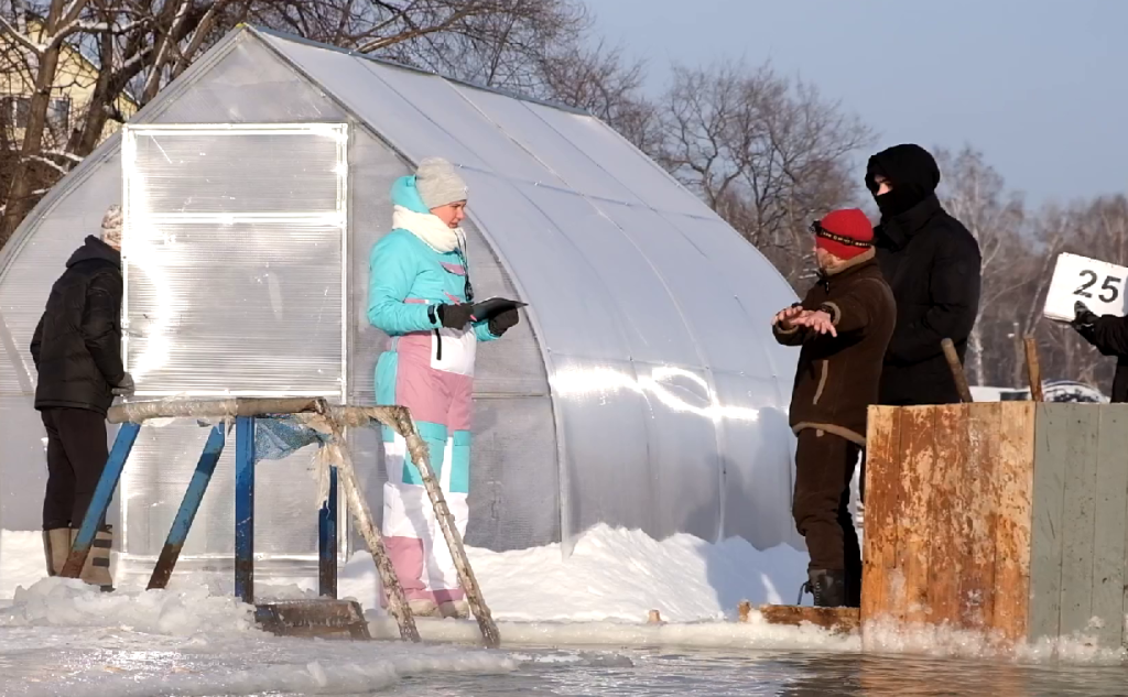 Сутки в холодной воде: в Новокузнецке прошел марафон для спортсменов зимнего плавания