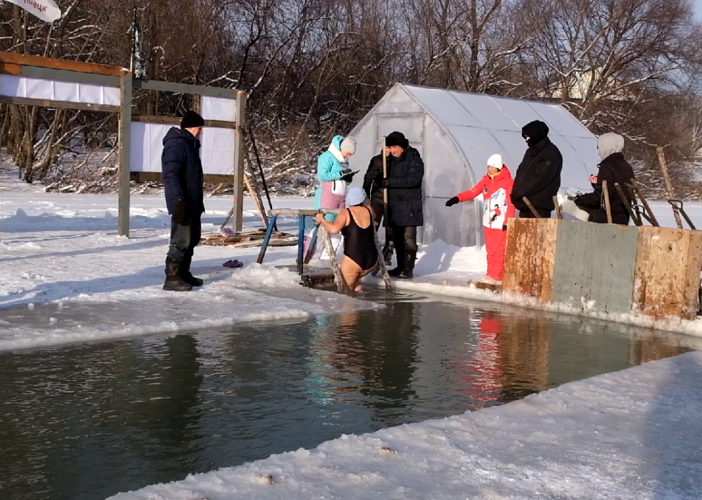 Сутки в холодной воде: в Новокузнецке прошел марафон для спортсменов зимнего плавания