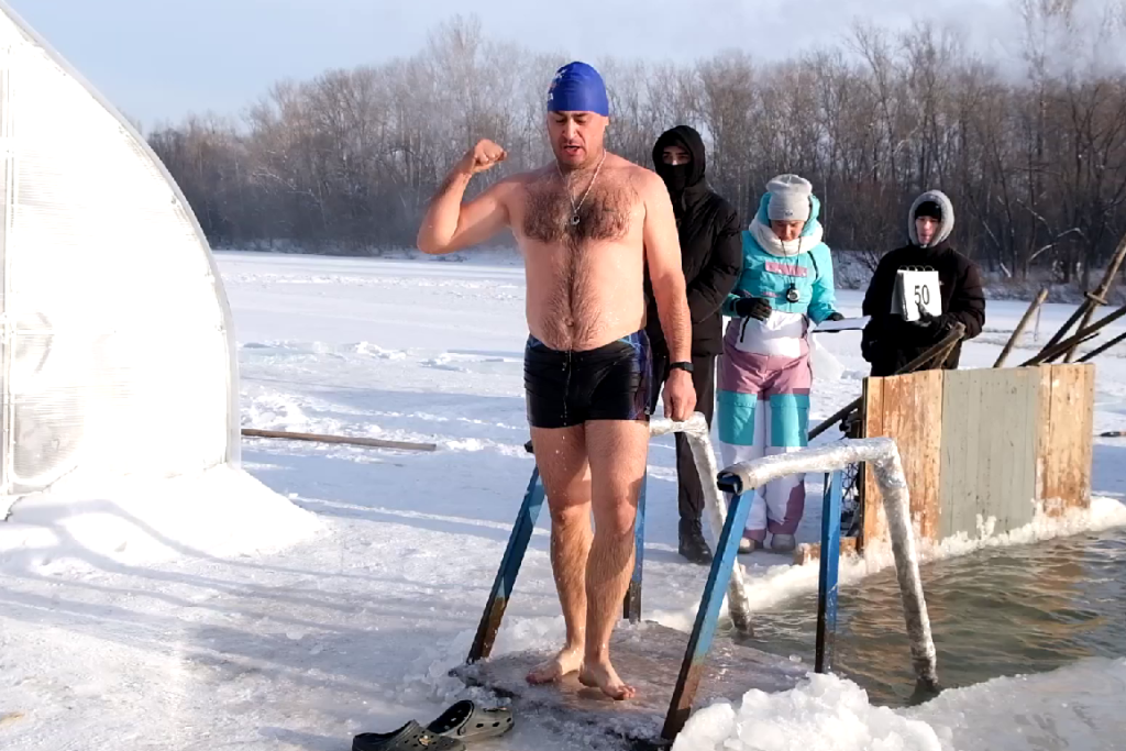 Сутки в холодной воде: в Новокузнецке прошел марафон для спортсменов зимнего плавания