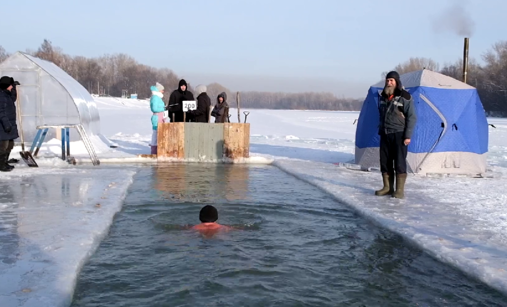 Сутки в холодной воде: в Новокузнецке прошел марафон для спортсменов зимнего плавания