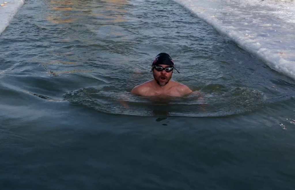 Сутки в холодной воде: в Новокузнецке прошел марафон для спортсменов зимнего плавания