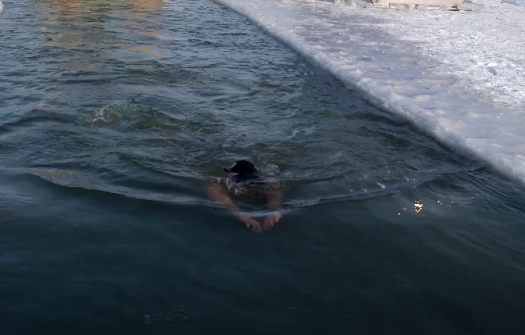 Сутки в холодной воде: в Новокузнецке прошел марафон для спортсменов зимнего плавания