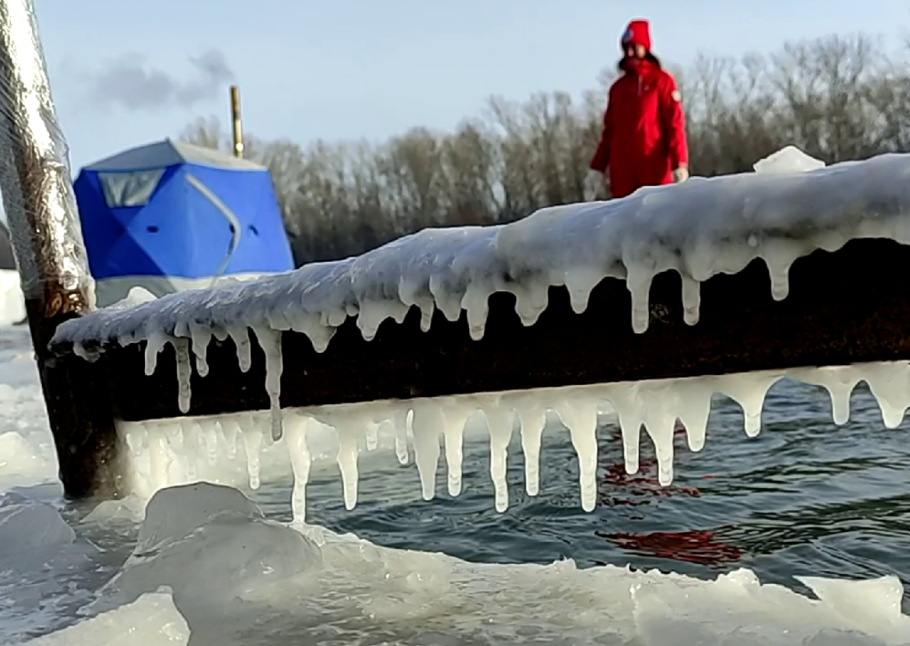Сутки в холодной воде: в Новокузнецке прошел марафон для спортсменов зимнего плавания