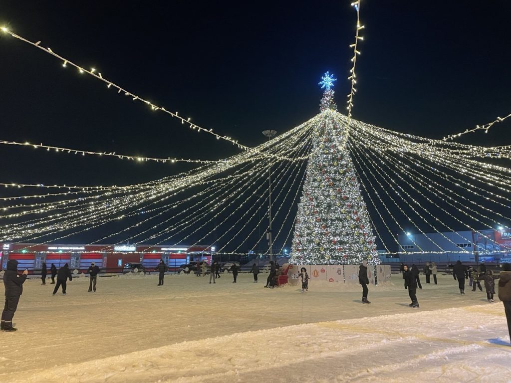 Новогодний Новокузнецк: фоторепортаж о том, как преобразился город к празднику