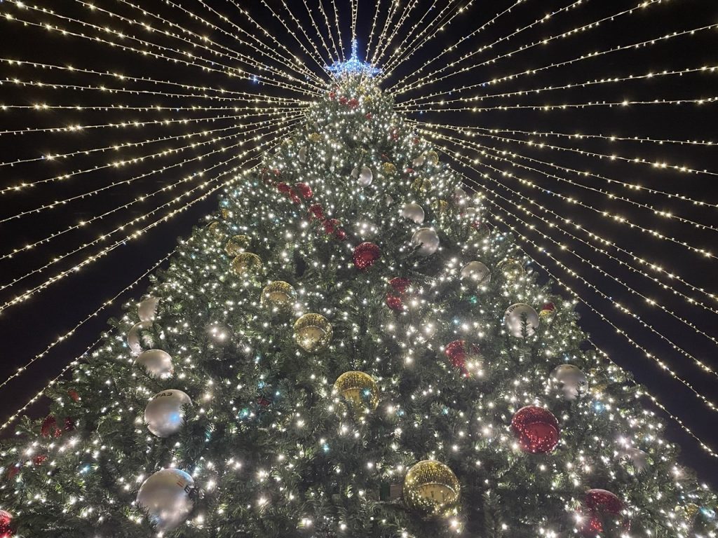 Новогодний Новокузнецк: фоторепортаж о том, как преобразился город к празднику