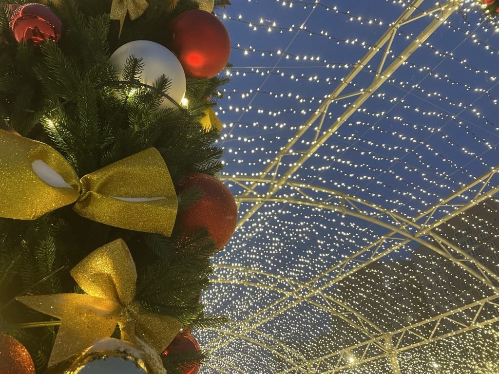 Новогодний Новокузнецк: фоторепортаж о том, как преобразился город к празднику