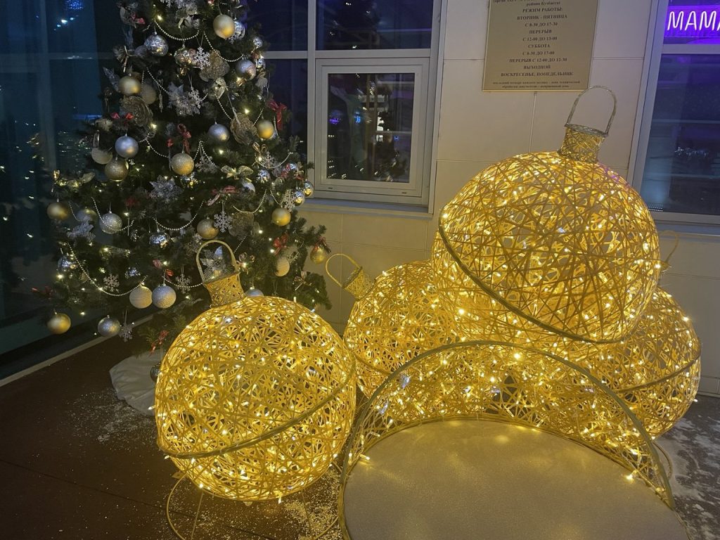 Новогодний Новокузнецк: фоторепортаж о том, как преобразился город к празднику