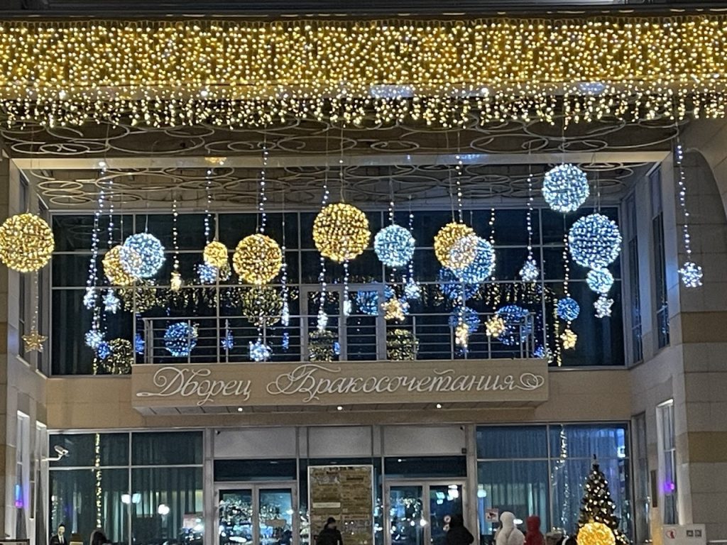 Новогодний Новокузнецк: фоторепортаж о том, как преобразился город к празднику