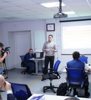 Участники программы «СВОи Герои. КуZбасс» прорабатывают задачи, основанные на вопросах жителей