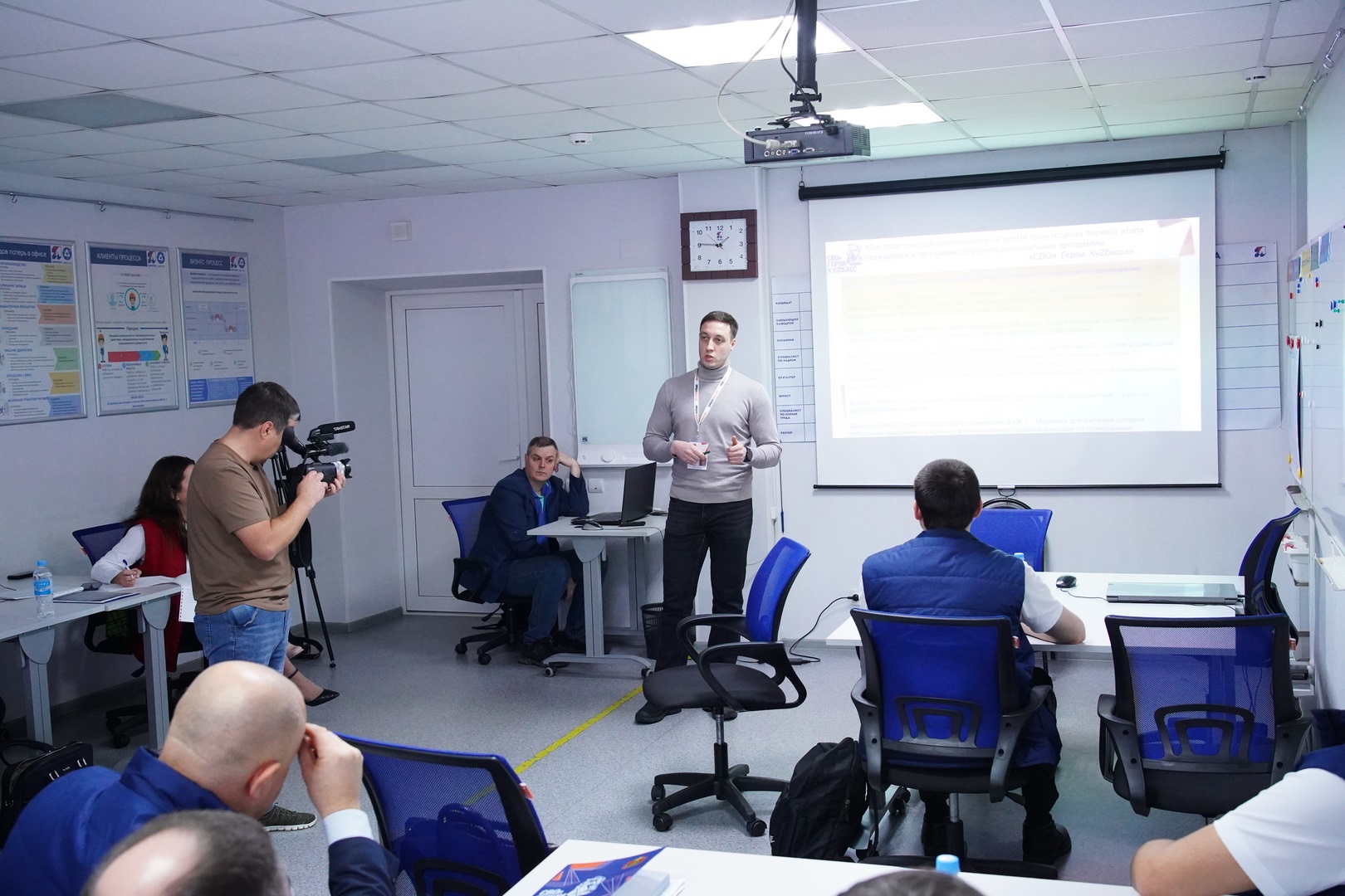 Участники программы «СВОи Герои. КуZбасс» прорабатывают задачи, основанные на вопросах жителей