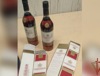Кемеровчанин хотел вынести из магазина две бутылки коньяка за 16 тысяч рублей