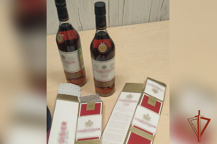 Кемеровчанин хотел вынести из магазина две бутылки коньяка за 16 тысяч рублей