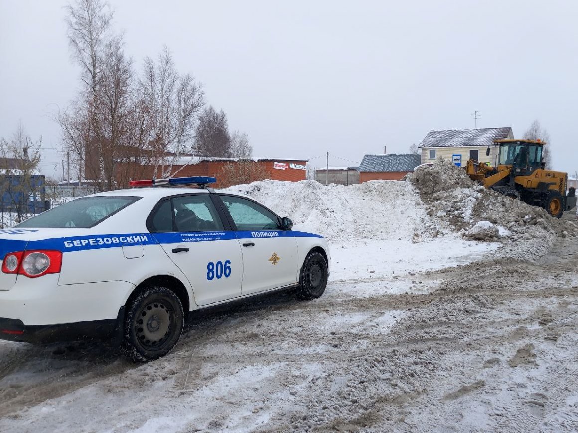 В Березовском убрали опасную снежную горку
