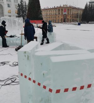 В Кемерове на площади Советов начали возводить ледовый городок