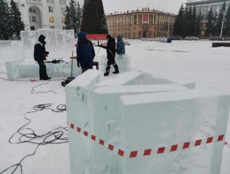 В Кемерове на площади Советов начали возводить ледовый городок