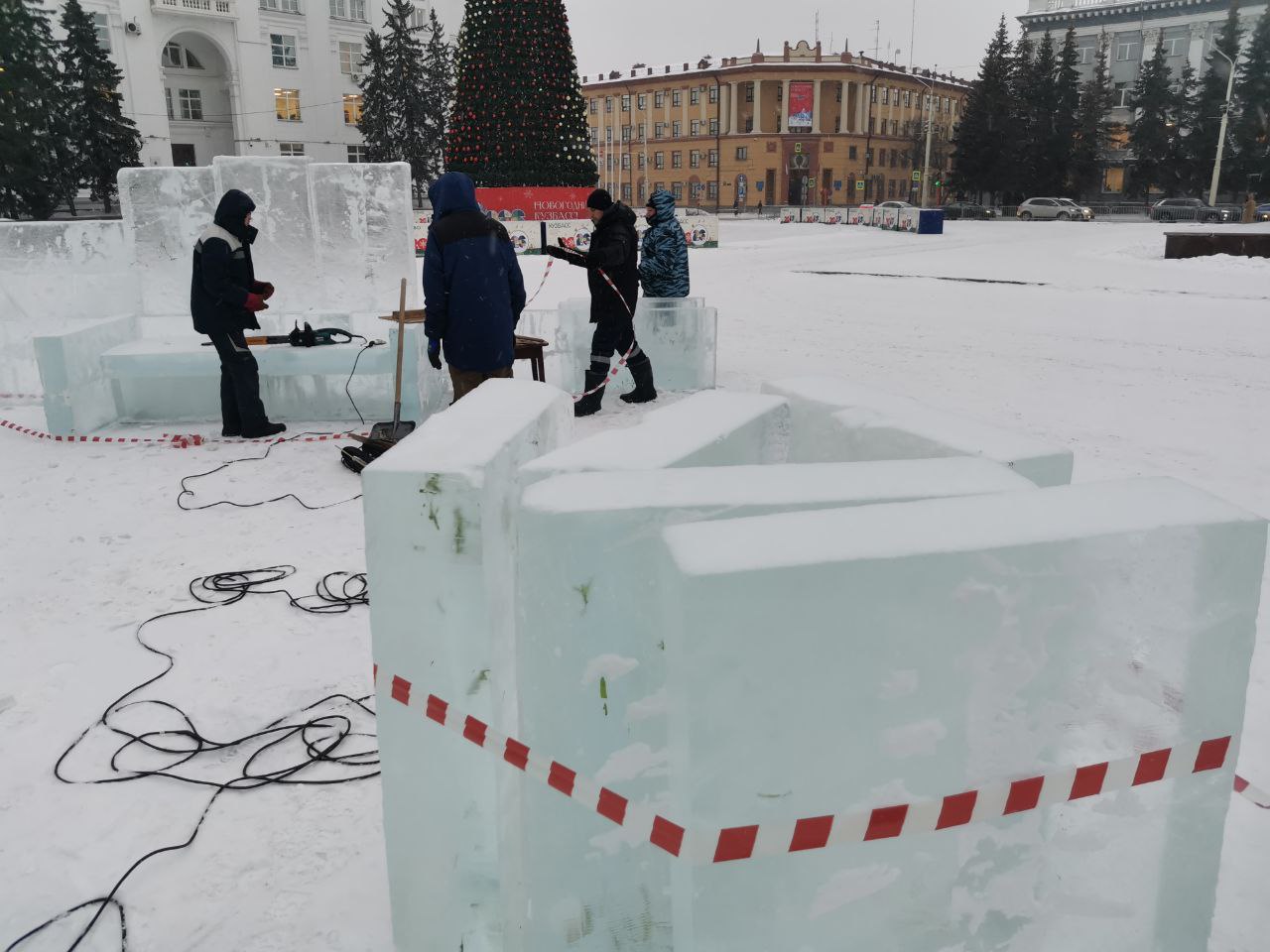 В Кемерове на площади Советов начали возводить ледовый городок