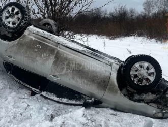 Машина с ребенком перевернулась на Ильинском шоссе в Новокузнецке