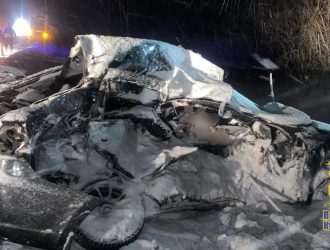 В Кузбассе трое пассажиров легковушки  погибли при столкновении с двумя грузовиками