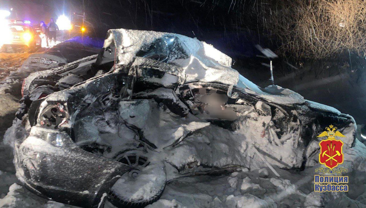 В Кузбассе трое пассажиров легковушки  погибли при столкновении с двумя грузовиками