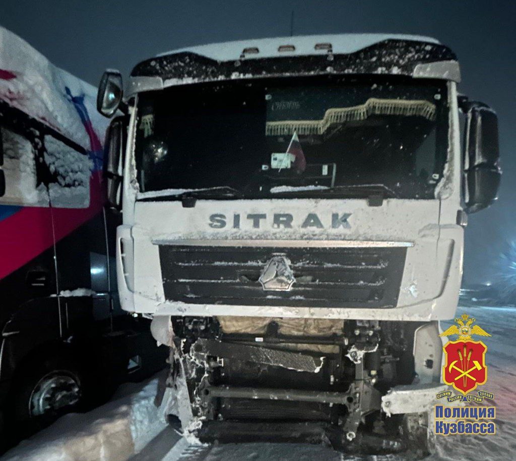 В Кузбассе трое пассажиров легковушки  погибли при столкновении с двумя грузовиками