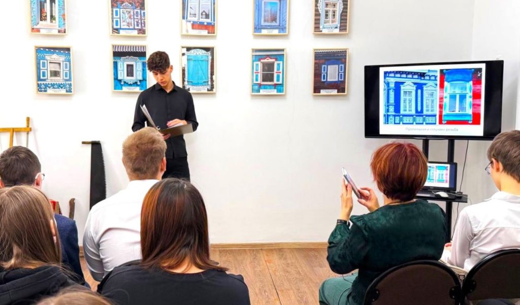 Гимназисты Новокузнецка стали авторами необычной фотовыставки «Узоры времени»