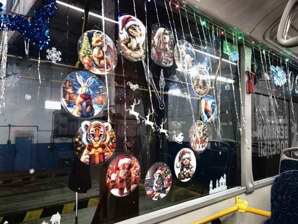 Гирлянды, елки и камин: общественный транспорт Новокузнецка украсили по-новогоднему