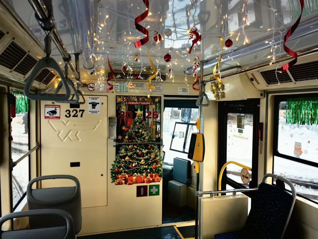 Гирлянды, елки и камин: общественный транспорт Новокузнецка украсили по-новогоднему